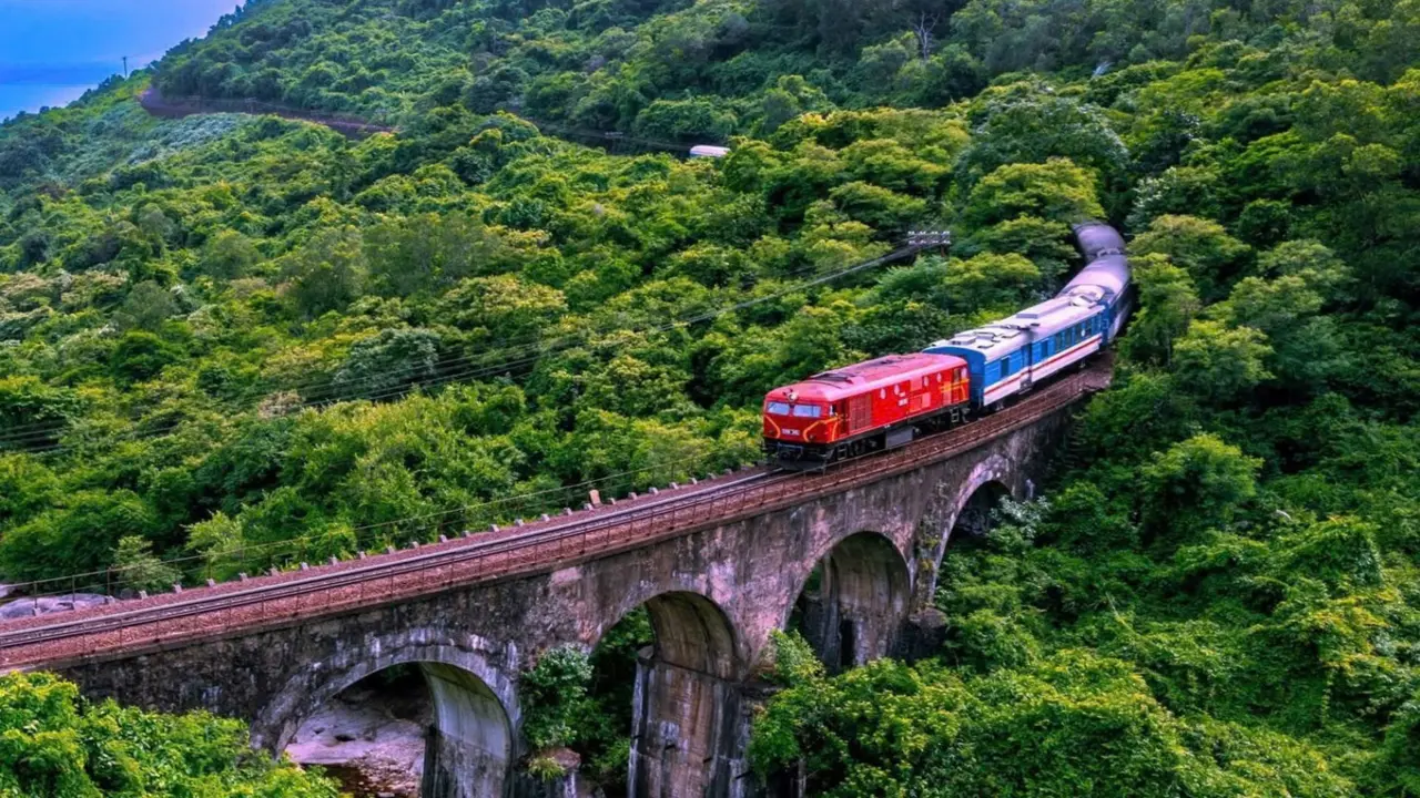 Đường sắt chạy thêm nhiều đoàn tàu dịp giỗ Tổ Hùng Vương và 30-4, 1-5
