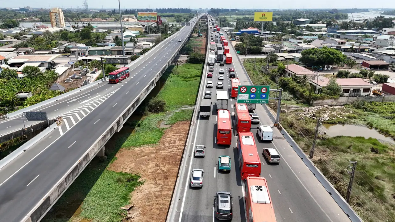 Đường từ TP HCM về miền Tây ‘thất thủ’