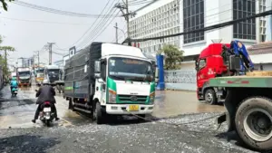 Đường vào cảng Tân Thuận xuống cấp, TP.HCM yêu cầu sửa gấp