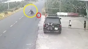 Em bé đá bóng ra đường khiến người đi xe máy tử vong