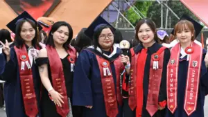 Fan mặc áo dài, trang phục tốt nghiệp dự concert 'Anh trai vượt ngàn chông gai'