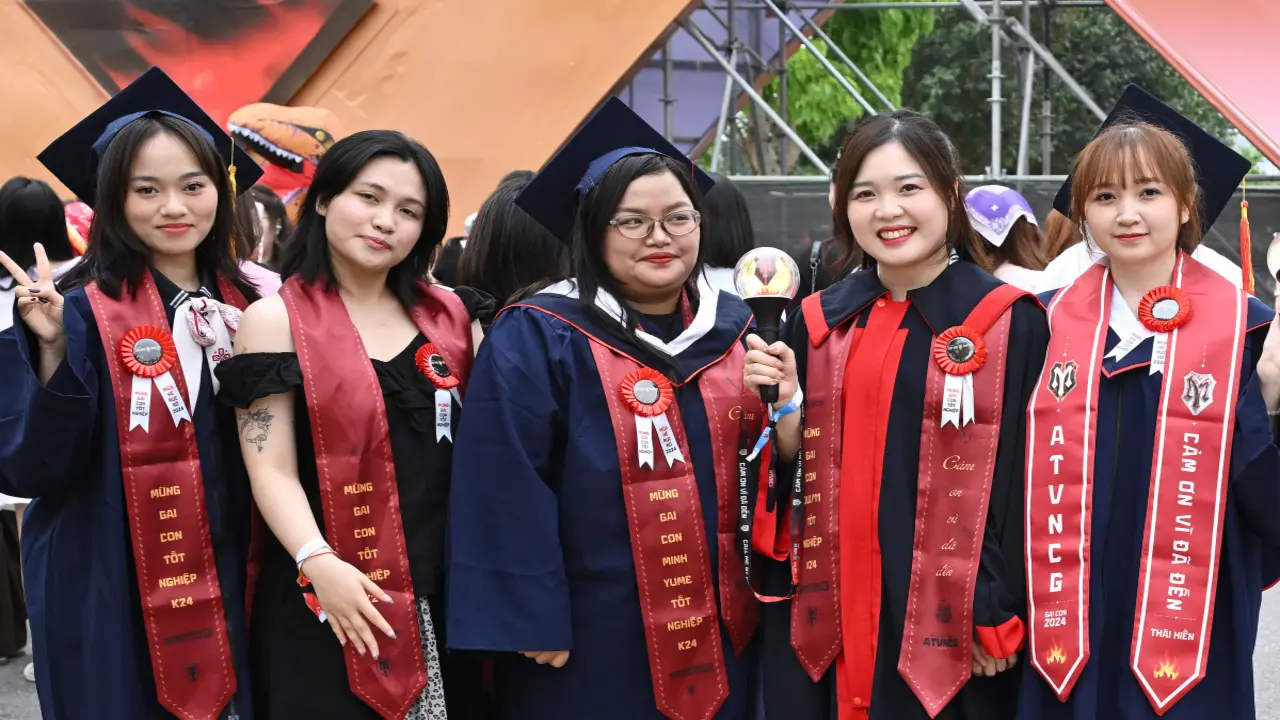 Fan mặc áo dài, trang phục tốt nghiệp dự concert 'Anh trai vượt ngàn chông gai'