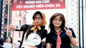 Gần 50.000 'Gai con' đổ về dự lễ tốt nghiệp, Anh trai vượt ngàn chông gai đêm 9 vẫn chưa hết hot