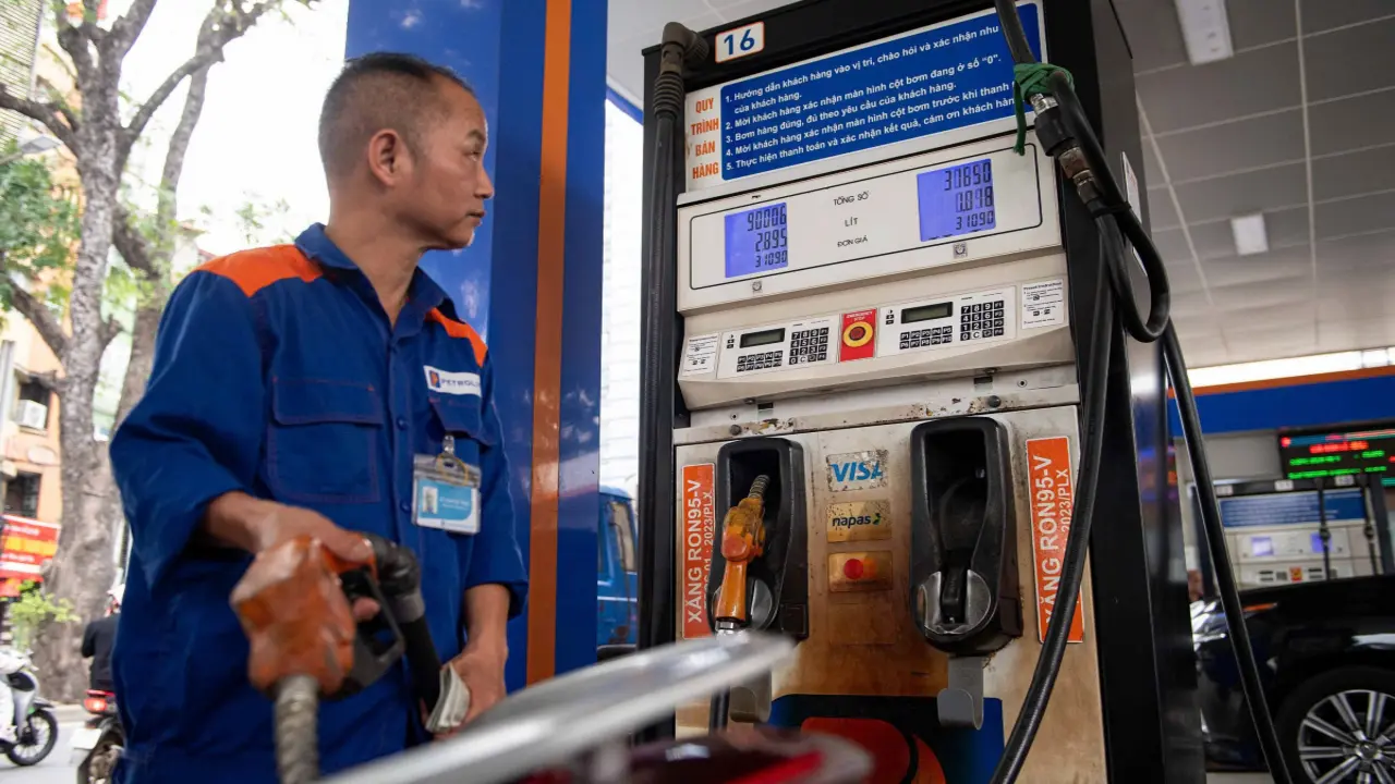 Giá dầu diesel giảm gần 2.000 đồng một lít