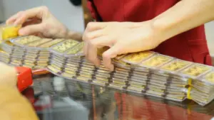 Giá vàng giảm, bạc tăng, người mua vẫn lỗ nặng