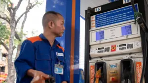 Giá xăng giảm về dưới 23.000 đồng một lít