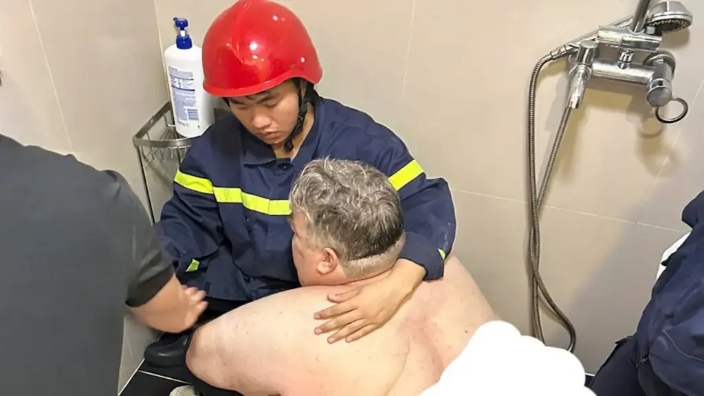 Giải cứu du khách nặng gần 300 kg mắc kẹt trong phòng tắm