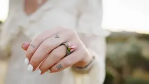 Giới trẻ Mỹ xăm ngón tay thay nhẫn cưới