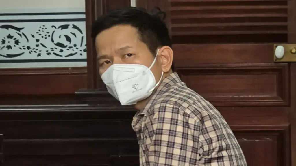 Gửi công văn xác minh của công an cho đối tượng đang bị điều tra, cựu giám đốc ngân hàng lãnh 2 năm
