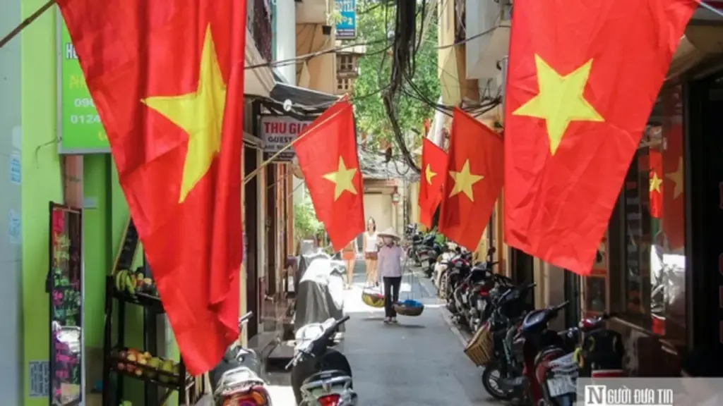 Hà Nội rực đỏ chào mừng 51 năm Ngày Giải phóng miền Nam