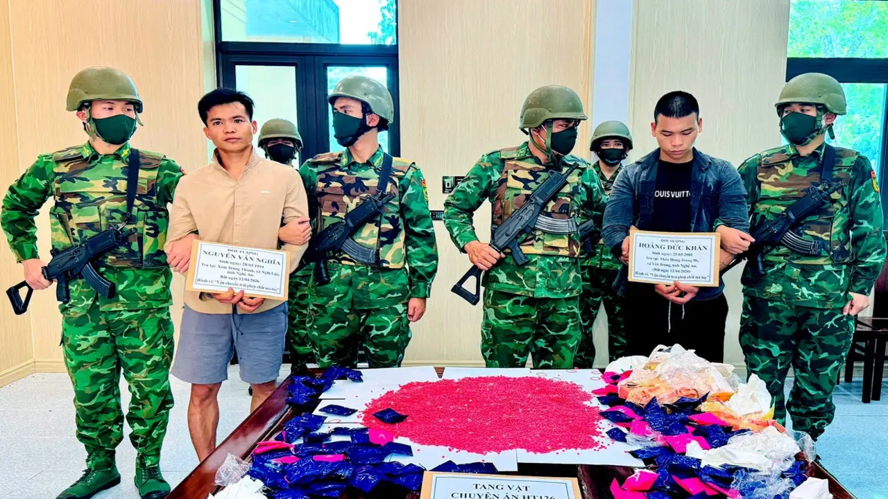 Hai thanh niên vận chuyển 24.000 viên hồng phiến để lấy 30 triệu tiền công