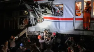 Hai xe lửa đâm nhau gần Jakarta, 7 người chết, nhiều người bị thương