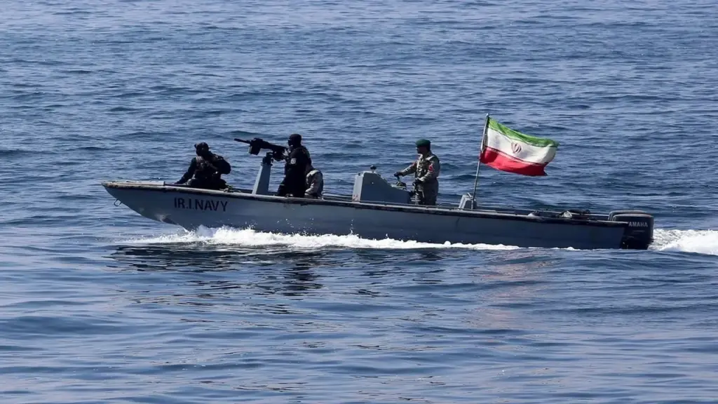 "Hạm đội muỗi" của Iran và mệnh lệnh khẩn từ Tổng thống Trump