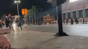 Hàng chục người hò hét, rượt đuổi náo loạn đường phố