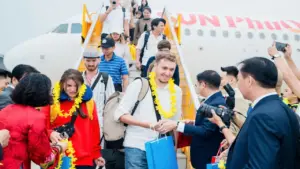 Hàng không tăng chuyến, Nha Trang đón làn sóng khách đổ về dịp lễ
