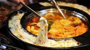 Hàng loạt quán ăn, chuỗi trà sữa tại Hà Nội bị xử phạt