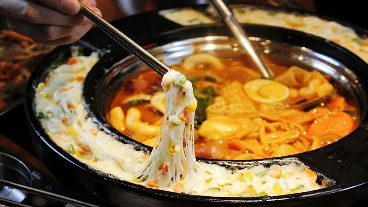 Hàng loạt quán ăn, chuỗi trà sữa tại Hà Nội bị xử phạt