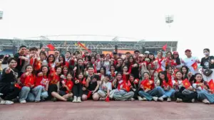 Hàng nghìn khán giả chờ xem concert 'Âm vang Tổ Quốc'