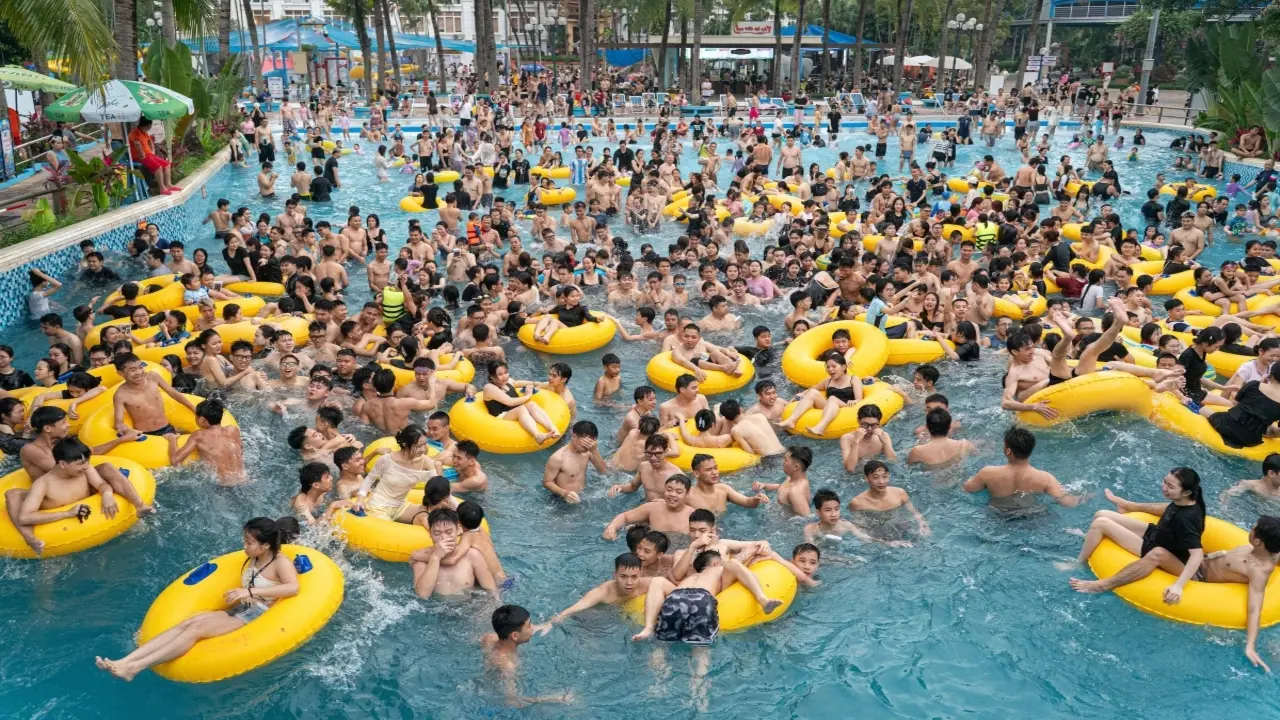 Hàng nghìn người đổ về công viên nước Hồ Tây ngày đầu mở cửa