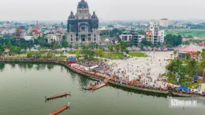 Hàng nghìn người reo hò, cổ vũ giải bơi thuyền dịp Giỗ Tổ