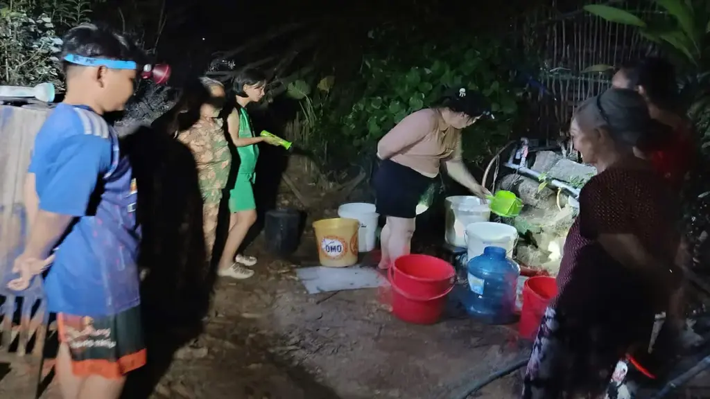 Hàng trăm người 'mót' nước sạch giữa mùa khô