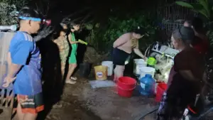 Hàng trăm người 'mót' nước sạch giữa mùa khô