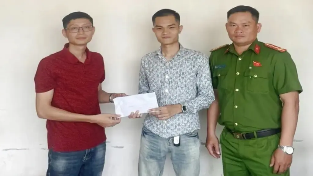 Hành động của nam thanh niên sau khi thấy gần 60 triệu đồng ở cây ATM