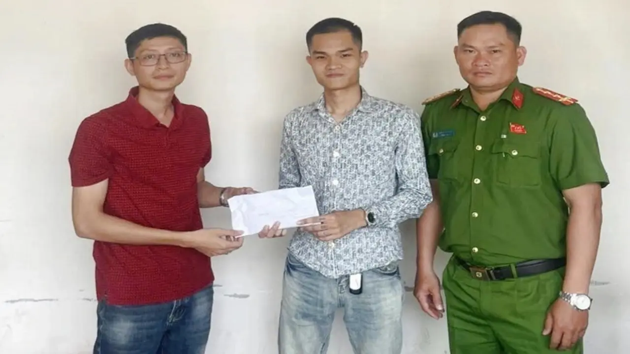 Hành động của nam thanh niên sau khi thấy gần 60 triệu đồng ở cây ATM