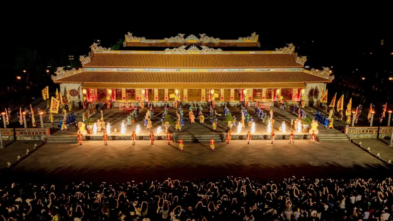 Hình ảnh biển người đổ vào Đại nội Huế buổi đêm 'gây sốt'