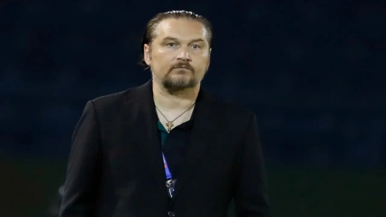 HLV Popov thoát án sau 'lời khen' trọng tài FIFA là 'sát thủ'