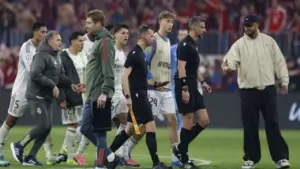 HLV Real Madrid và cầu thủ 'công kích' trọng tài dữ dội, Chủ tịch Perez làm điều hiếm gặp