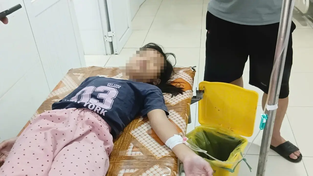 Hơn 20 người nhập viện nghi ngộ độc sau khi ăn bánh mì