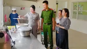 Huế kiểm tra đột xuất an toàn thực phẩm tại các bếp ăn của nhiều trường học