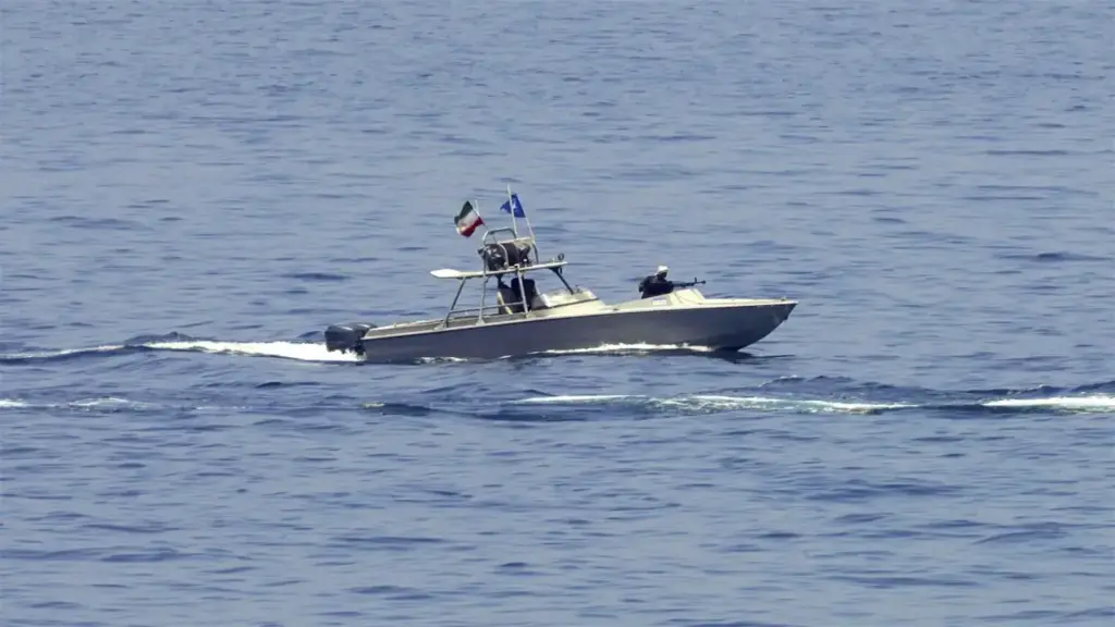 Iran 'rải thêm thủy lôi' ở eo biển Hormuz