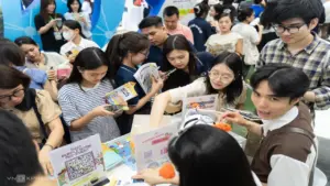 Khách đổ đến hội chợ du lịch tìm tour giá rẻ