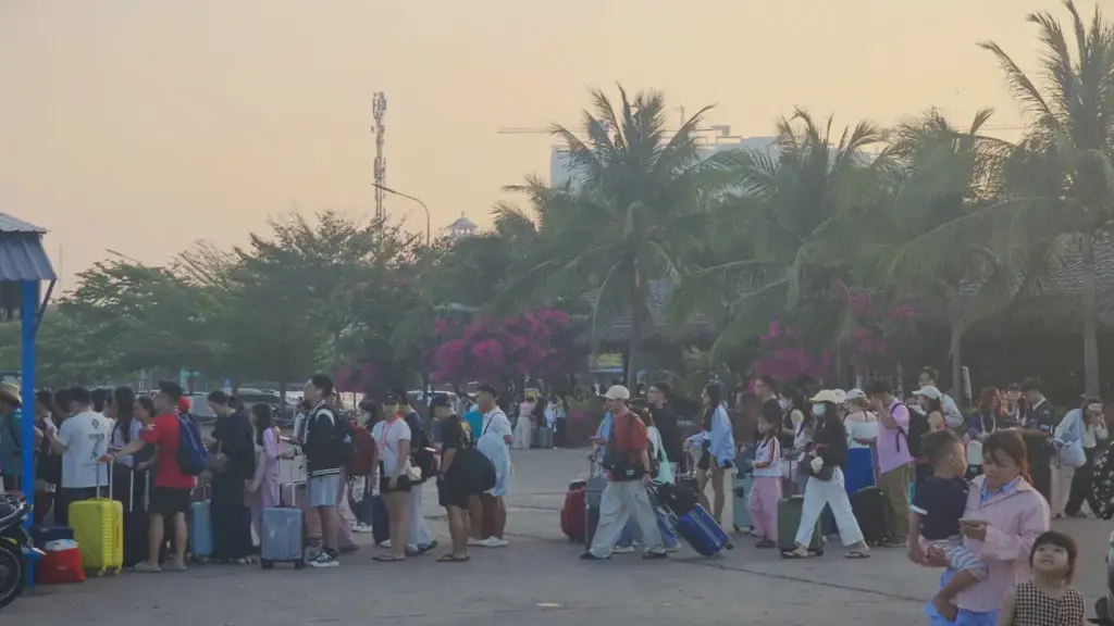 Khách đổ dồn đến bến cảng chờ tàu ra đảo Phú Quý, Nam Du