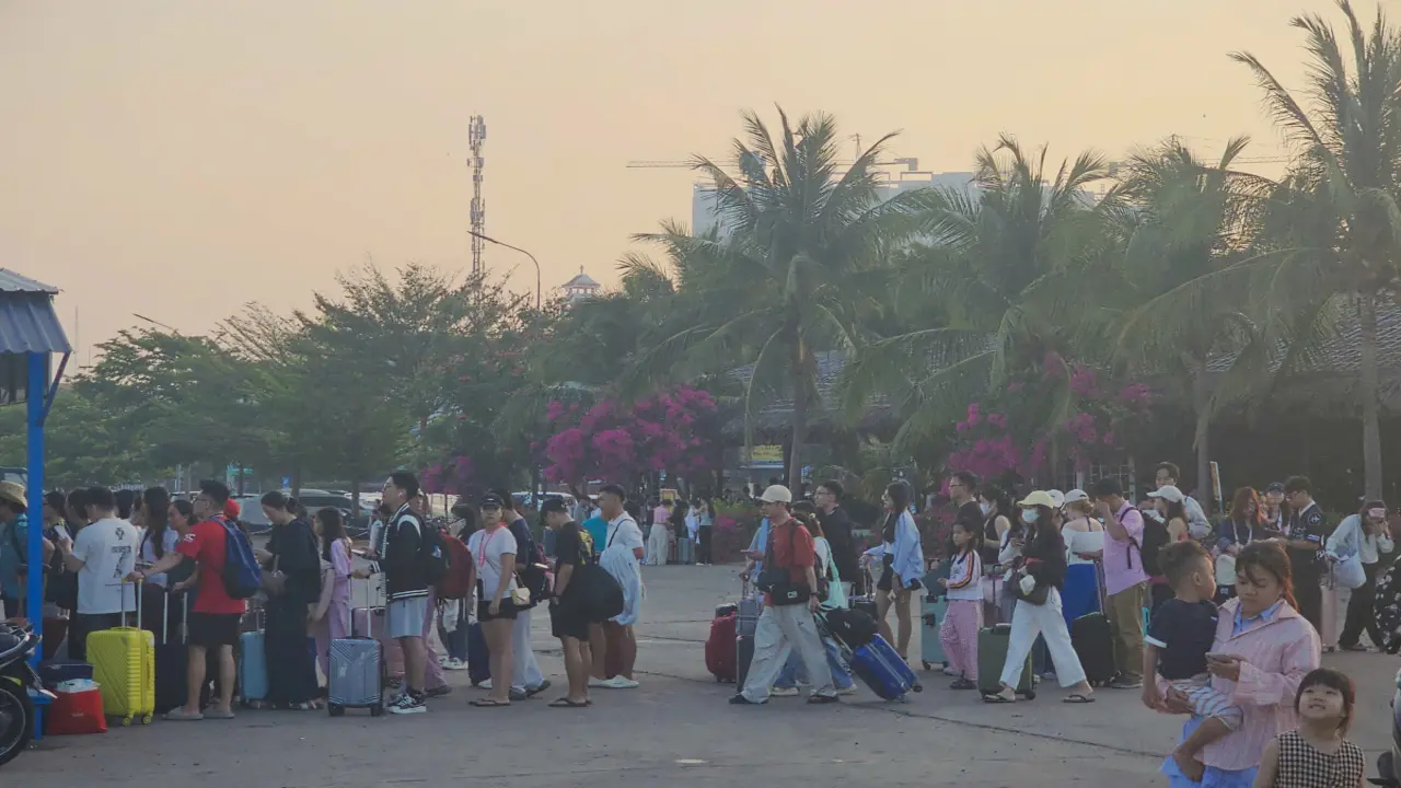 Khách đổ dồn đến bến cảng chờ tàu ra đảo Phú Quý, Nam Du
