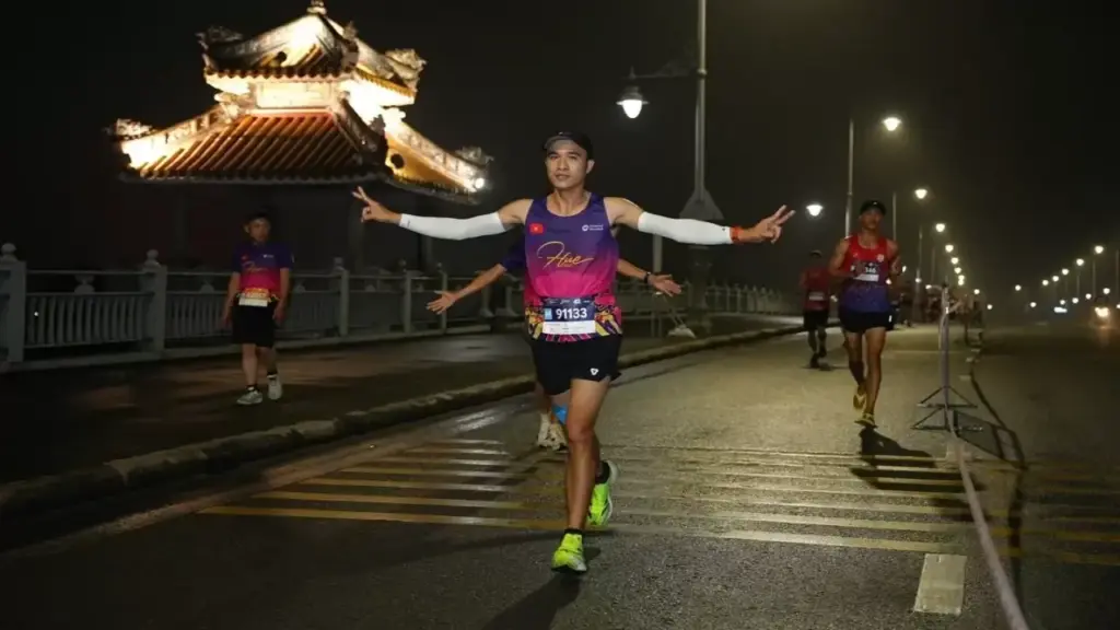Khách 'đỏ mắt' tìm phòng khách sạn trước VnExpress Marathon Huế