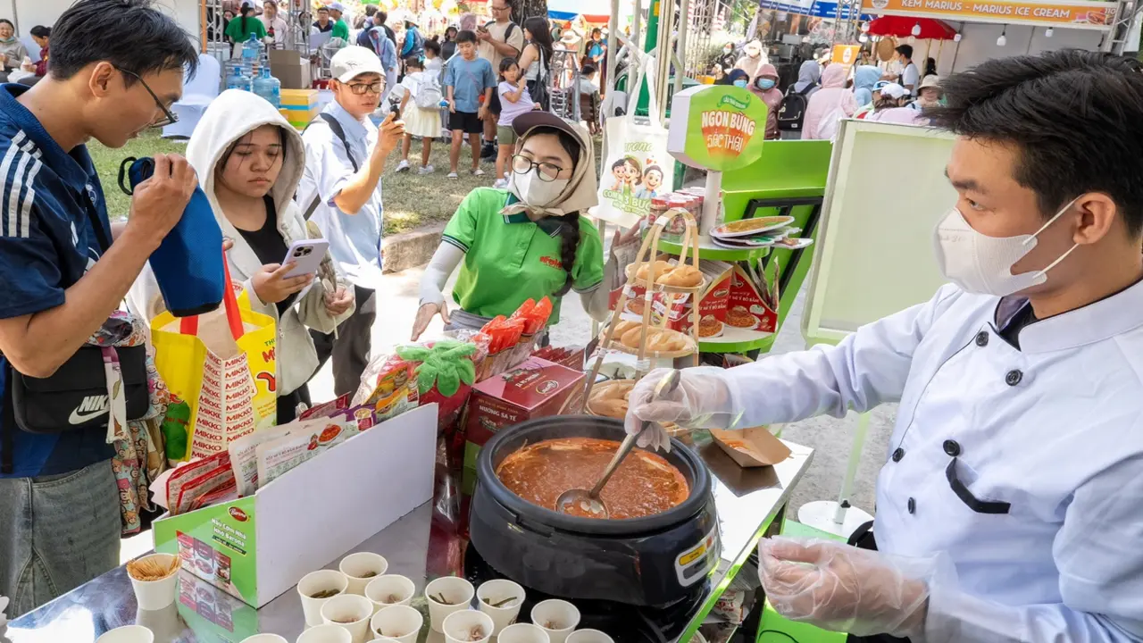 Khách ùn ùn đổ về lễ hội bánh mì Việt Nam, doanh nghiệp nào cũng bán ra cả ngàn ổ