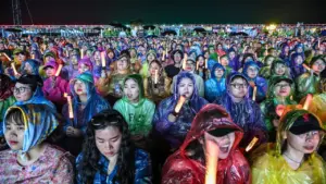 Khán giả xúc động xem concert cuối 'Anh trai vượt ngàn chông gai'