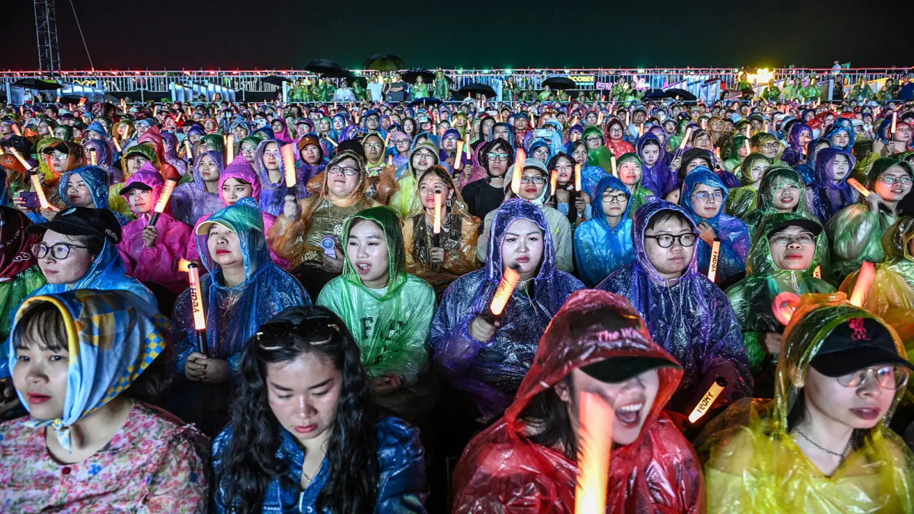 Khán giả xúc động xem concert cuối 'Anh trai vượt ngàn chông gai'