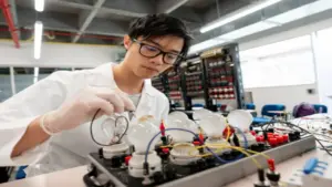Khổ sở môn Vật lý vì 'quy tắc bàn tay phải'