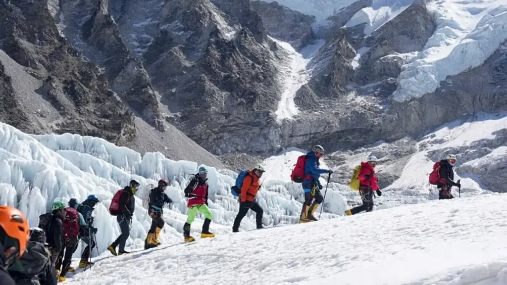 Khối băng khổng lồ phong toả đường lên đỉnh Everest