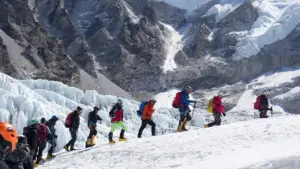 Khối băng khổng lồ phong toả đường lên đỉnh Everest