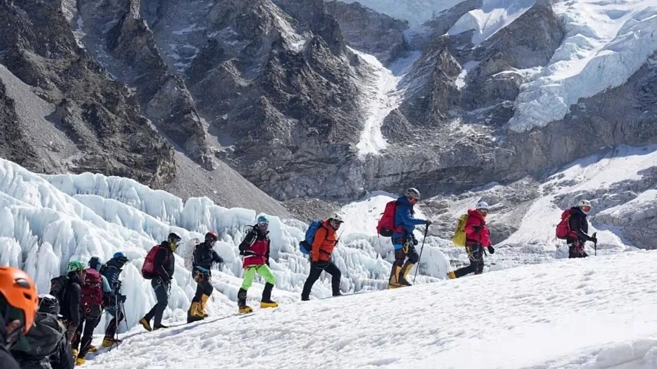 Khối băng khổng lồ phong toả đường lên đỉnh Everest