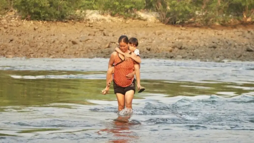 Không có cầu, cha mẹ "nín thở" cõng con vượt sông đến trường