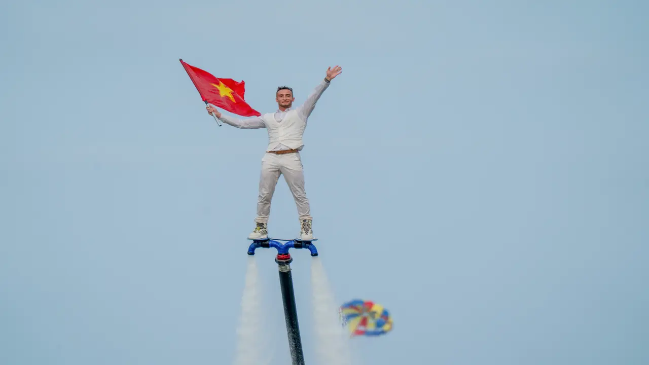 Lần đầu trình diễn flyboard trên bãi biển công cộng Đà Nẵng