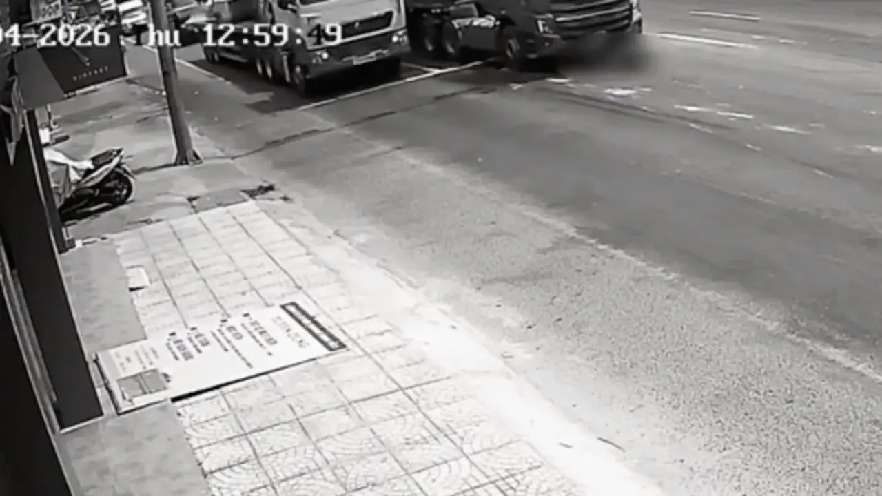 Lao ra trước đầu xe tải rồi dừng lại, người đàn ông thiệt mạng