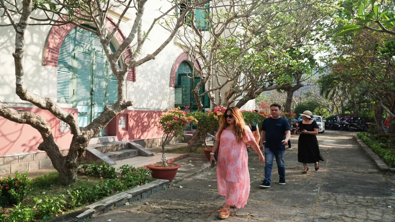 Lầu Bảo Đại Nha Trang nhộn nhịp khách tham quan ngày đầu mở cửa