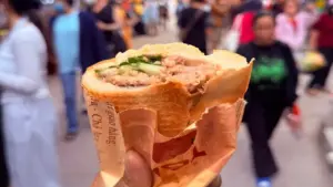 Lo ngại ngộ độc, người dân TPHCM “tận mắt xem” chế biến mới dám ăn bánh mì